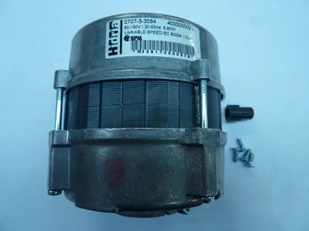 Modulierender Motor von Remeha, zylindrische Bauform mit Montageelementen und Schrauben. Sichtbare Verkabelung und Markenaufkleber sind vorhanden.
